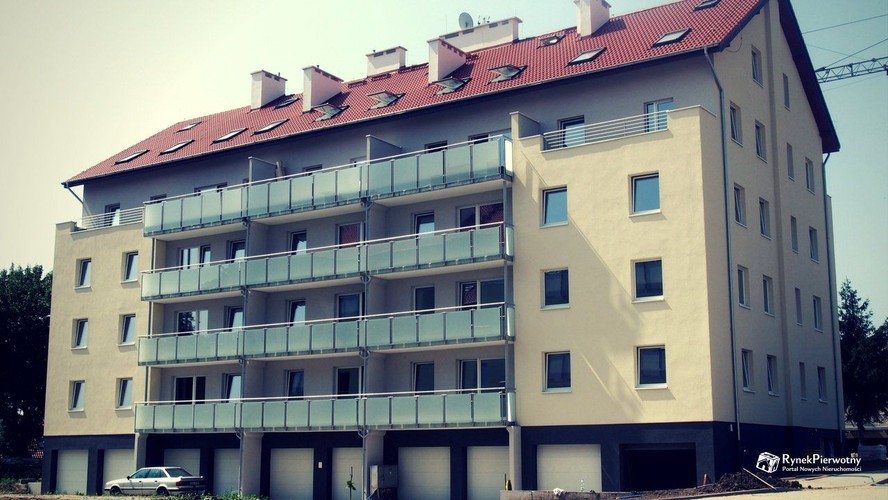 Mieszkanie B9 - 01/A w inwestycji „Zielone Wzgórze”, lokalizacja: powiat olsztyński, Barczewo, ul. Grunwaldzka 13 (8,8 km od Olsztyna), ofertowa cena za 1 mkw. - 3150 zł, ofertowa cena za mieszkanie - 97 839 zł, powierzchnia - 31,1 mkw.
<br>
Bardzo tanie mieszkania można znaleźć również w sąsiedztwie większego miasta. Przykładem może być inwestycja Zielone Wzgórze, która jest realizowana w Barczewie koło Olsztyna. Dwa bliźniacze mieszkania dostępne w tym projekcie, obecnie kosztują 97 839 zł. Za taką kwotę otrzymamy kawalerkę o powierzchni 31,1 mkw. Największe mieszkania w tej samej inwestycji, mają cenę około 2700 zł/mkw. 
<br>
Barczewo to przykład lokalizacji, w której mieszkańcy większego miasta, mogą szukać budżetowego lokum. Dla warszawiaków, taką tańszą alternatywą może być np. lokal na terenie Piaseczna lub Pruszkowa. W przypadku Krakowa, rolę podmiejskiej lokalizacji pełni m.in. Wieliczka. Wybór lokalu zbudowanego koło większego miasta ma sens tylko wtedy, gdy dodatkowe koszty dojazdu po 10 - 15 latach nie skompensują niższej ceny. Osoby decydujące się na zakup lub budowę domu, zwykle biorą pod uwagę również inne czynniki niż dojazd (np. swobodę w dysponowaniu działką).