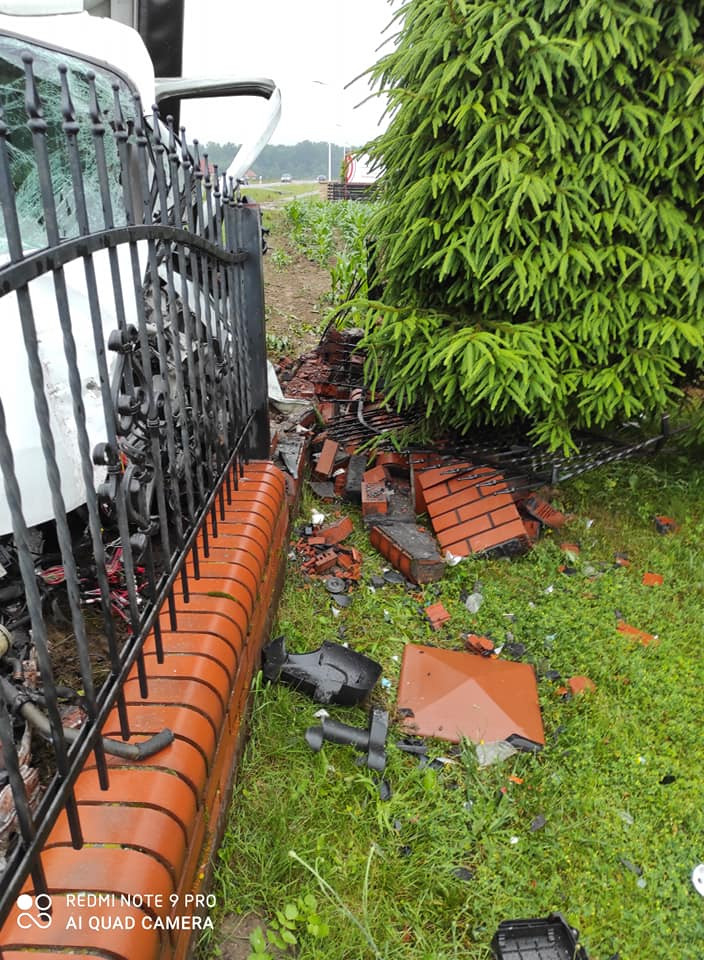 Samochód dostawczy uderzył w ogrodzenie. Kierowca nie posiadał prawa jazdy