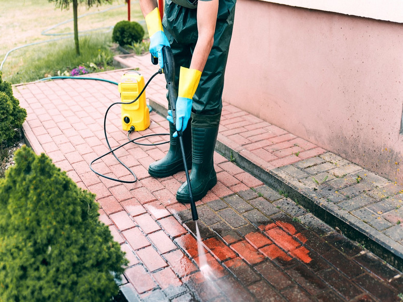 Mycie kostki brukowej myjką ciśnieniową / shutterstock