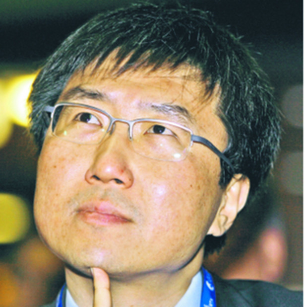 Ha-Joon Chang, urodzony w Korei Południowej ekonomista z brytyjskiego Uniwersytetu w Cambridge. Uwielbia prowokować i pobudzać do myślenia ekonomiczny establishment. W swojej pierwszej głośnej książce „Kicking Away the Ladder” (Odkopywanie drabiny) dowodził, że wszystkie kraje bogate na pewnym etapie swojego rozwoju stawiały na państwowy interwencjonizm, a teraz odmawiają biedniejszym robienia tego samego, promując wolny handel, na którym to oni zarabiają. Spore kontrowersje wywołała również jego najnowsza publikacja „23 Things They Don’t Tell You About Capitalism” (23 rzeczy, których wam nie mówią o kapitalizmie). Komentarze Ha-Joon Changa pojawiają się regularnie na łamach londyńskiego dziennika „The Guardian” ap