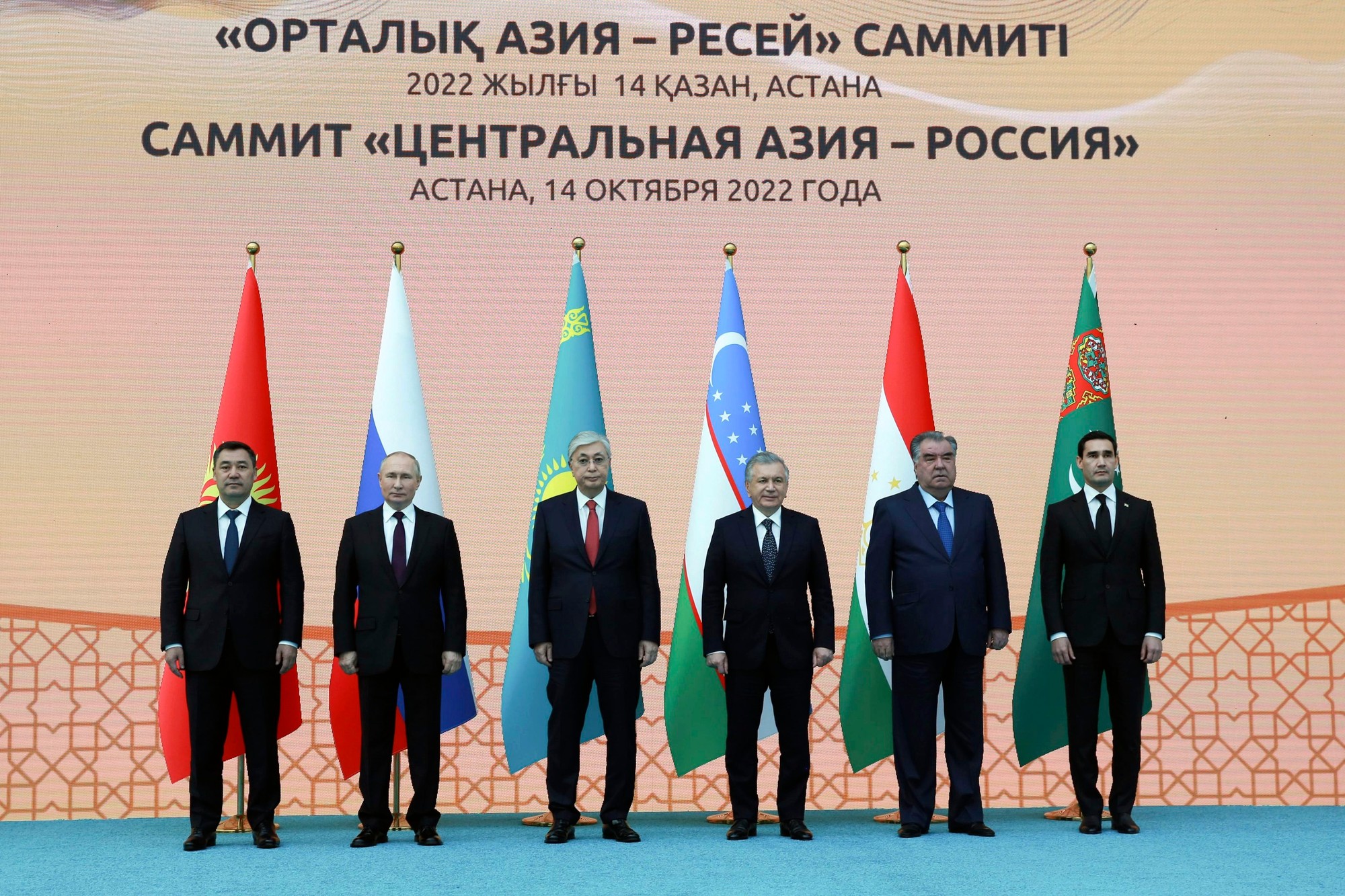 Zľava kirgizský prezident Sadyr Japarov, ruský prezident Vladimir Putin, kazašský prezident Kassym-Jomart Tokajev, uzbecký prezident Shavkat Berziyoyev, prezident Tadžikistanu Emomali Rakhmon a turkménsky prezident Sered.