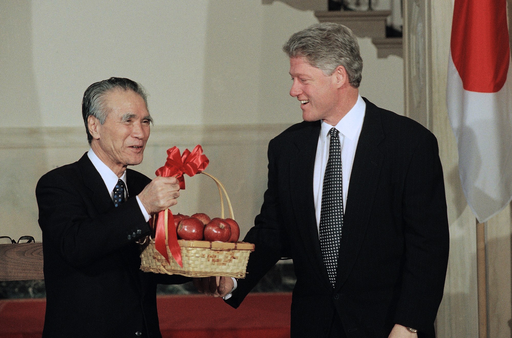 Bývalý japonský premiér Tomiiči Murajama s Billom Clintonom. 
