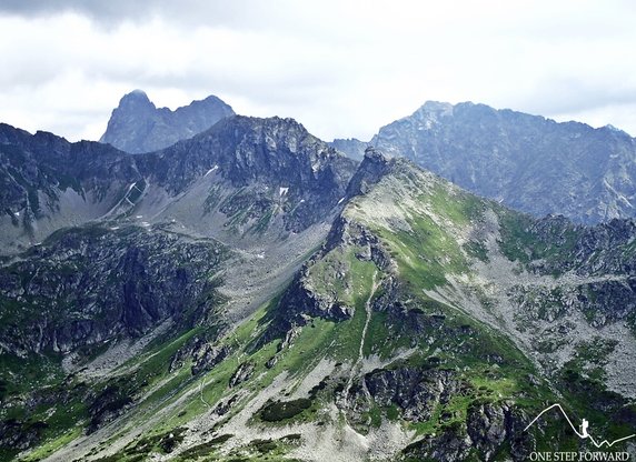 Na pierwszym planie “Szpiglas”. Z tyłu chowa się Cubryna i Mięguszowiecki Szczyt Wielki