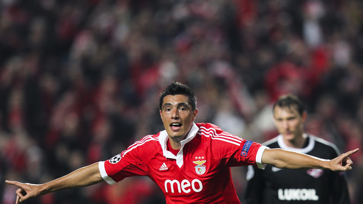 Benfica Lizbona wciąż zachowała szansę na awans do 1/8 finału piłkarskiej Ligi Mistrzów. Piłkarze Orłów pewnie pokonali przed własną publicznością w meczu grupy G Spartaka Moskwa 2:0 (0:0). Bohaterem spotkania został Paragwajczyk Oscar Cardozo, który wystąpił w roli jokera.