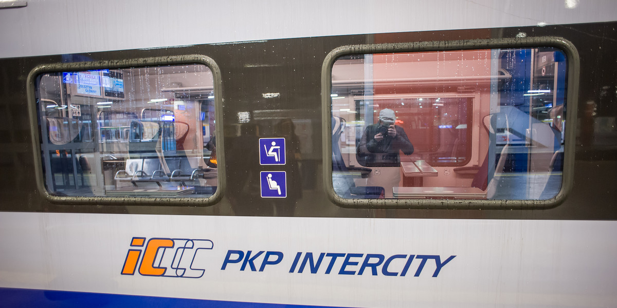 PKP Intercity tłumaczy się, że ponad połowa opóźnień jest niezależna od firmy.