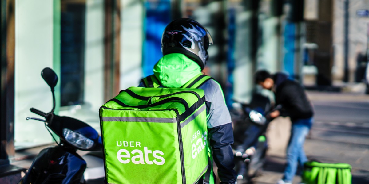 Uber rozwija segment zamówień online posiłków z dostawą pod marką "Uber Eats".