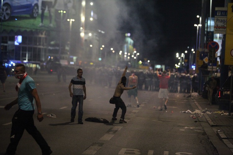 Starcia pseudokibiców przed Strefą Kibica w Warszawie