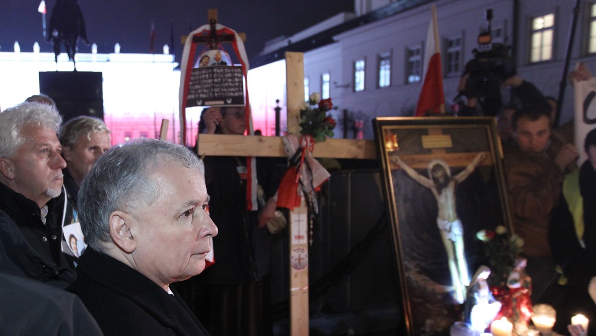 Wczoraj wieczorem w Warszawie przed Pałacem Prezydenckim głos zabrał Jarosław Kaczyński, który uczestniczył w "marszu pamięci". Szef Prawa i Sprawiedliwości zaznaczył, iż były działacz "Solidarności", "dzielny" Edward Mizikowski, został dzisiaj przewrócony, pobity i jest zatrzymany. - Nie wiemy gdzie jest, będziemy się o to pytać, będziemy się domagać, by został zwolniony, ale takie wydarzenia nie mają prawa mieć miejsca w wolnej Polsce - powiedział prezes PiS. Tłum zaczął wtedy skandować: "Uwolnić Edwarda, uwolnić Edka". - Tak, Edka trzeba uwolnić - dodał Kaczyński.