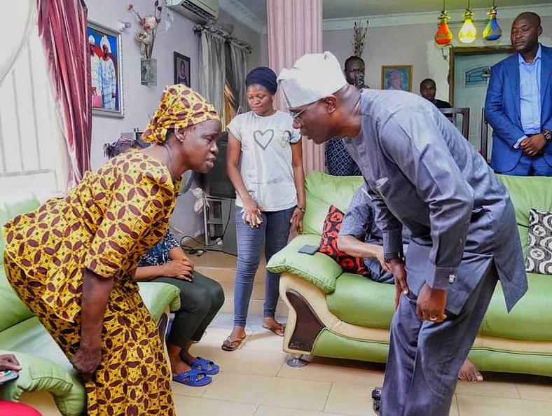 Sanwo-Olu visits Kolade Johnson's family. (Mr JAGs/Twitter) 