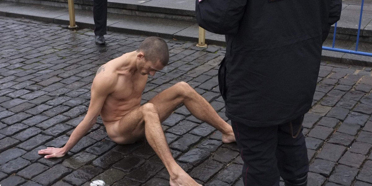 Pyotr Pavlensky na Placu Czerwonym.