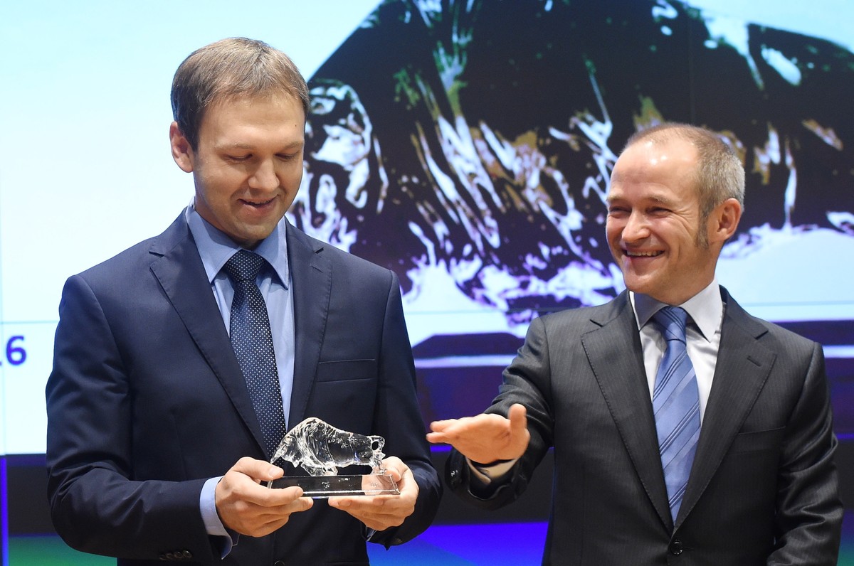 Prezes PlayWay S.A. Krzysztof Kostowski (L) oraz Michał Kojecki , członek rady nadzorczej, podczas debiutu spółki na rynku głównym warszawskiej Giełdy Papierów Wartościowych, 19 bm. (rp/cat) PAP/Radek Pietruszka
