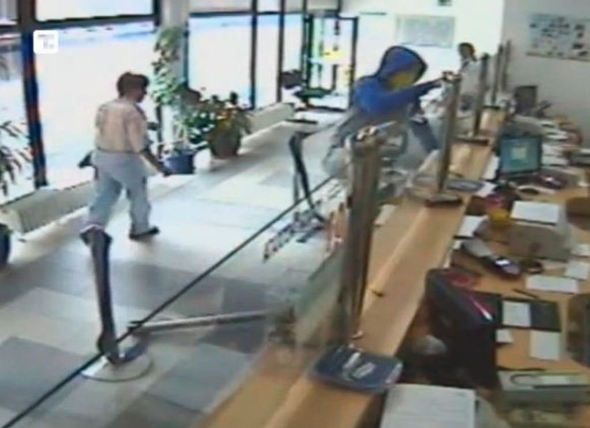Pljačka pošte snimljena sigurnosnom kamerom