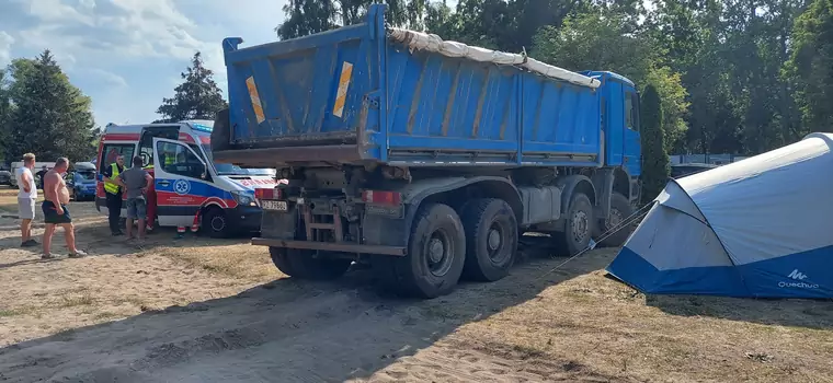 "Nagle wjechała na chodnik". Ciężarówka staranowała pięć aut i namiot na kempingu