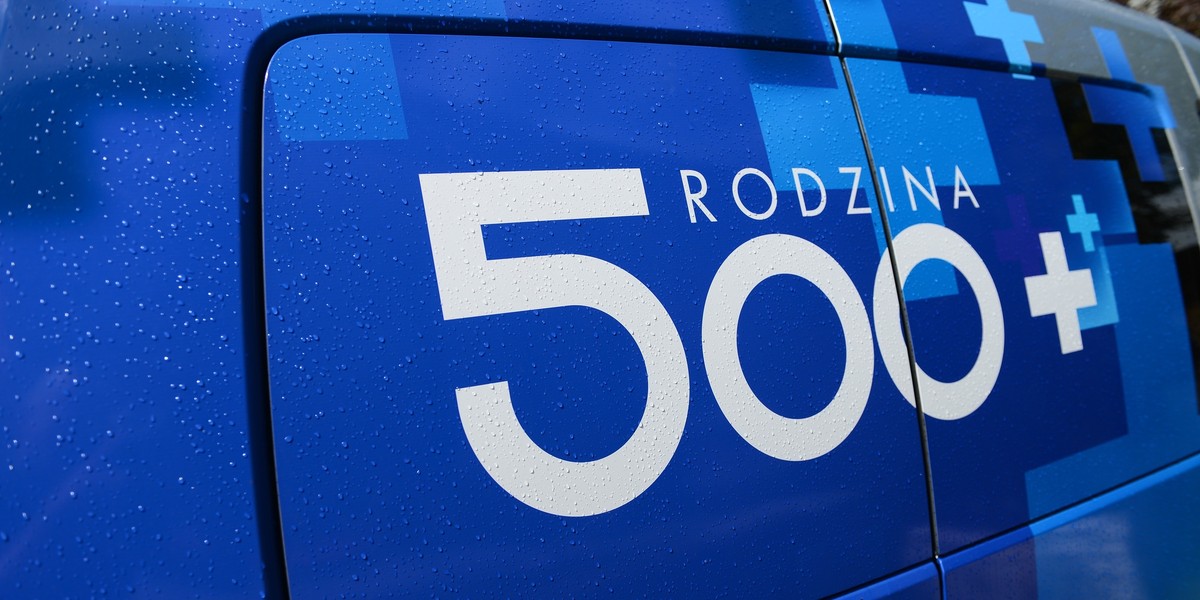 Od 1 lipca ruszył rozszerzony program "Rodzina 500 plus", który zakłada przyznanie świadczenia wszystkim dzieciom do 18. roku życia, bez względu na dochód osiągany przez rodzinę.