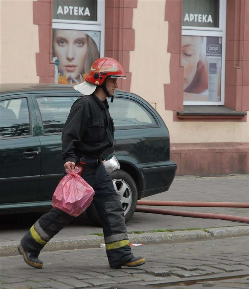 Butelkę ze żrącym kwasem rozbiła się w jednej z poznańskich aptek. Przez żrącą substancję aż sześć osób wylądowało w szpitalu