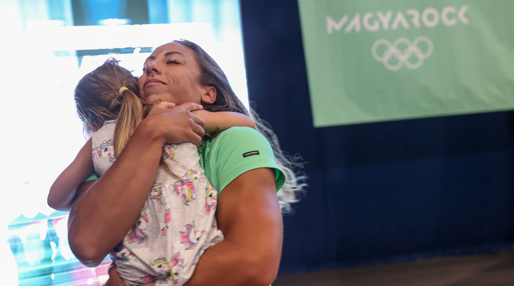 Csipes Tamara boldogan ölelte magához kislányát, Olíviát hazaérkezésekor a tokiói olimpiáról, ahol parádésan szerepelt / Fotó: Varga Imre 