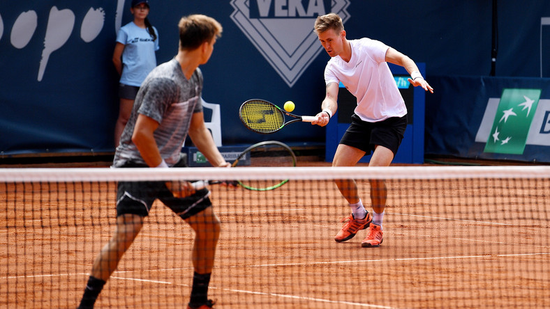 Karol Drzewiecki i Mateusz Kowalczyk przegrali w niedzielę w finale gry podwójnej tenisowego challengera ATP BNP Paribas Sopot Open z Niemcem Andreą Begemannem i Rumunem Florinem Mergeą 1:6, 6:3, 8-10. Zwycięzcy otrzymali do podziału 5250 euro.