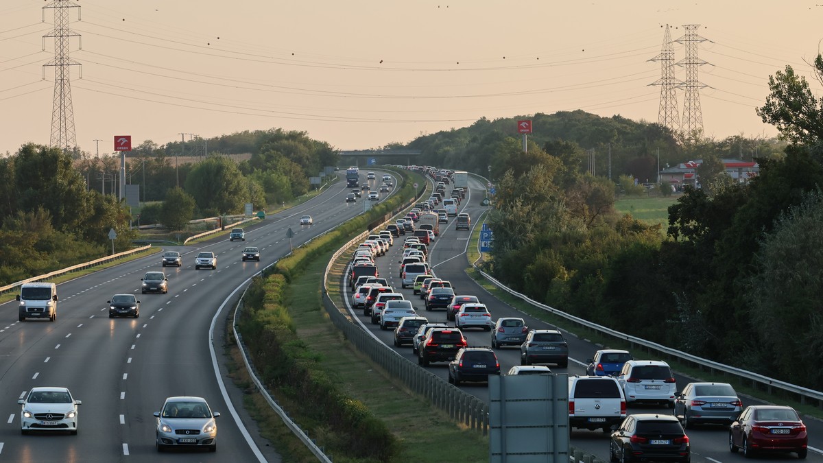 Eljött a hétvége, megindultak az autósok a Balatonra: ekkora a kocsisor az M7-esen