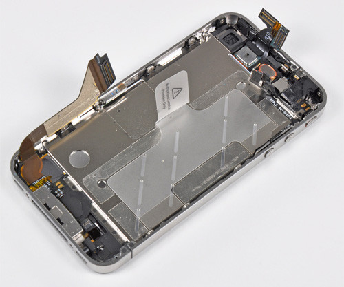 W nowym iPhone układ antenowy korzysta z dość sporej powierzni wewnętrznego szkieletu. Źródło: fixit.com.