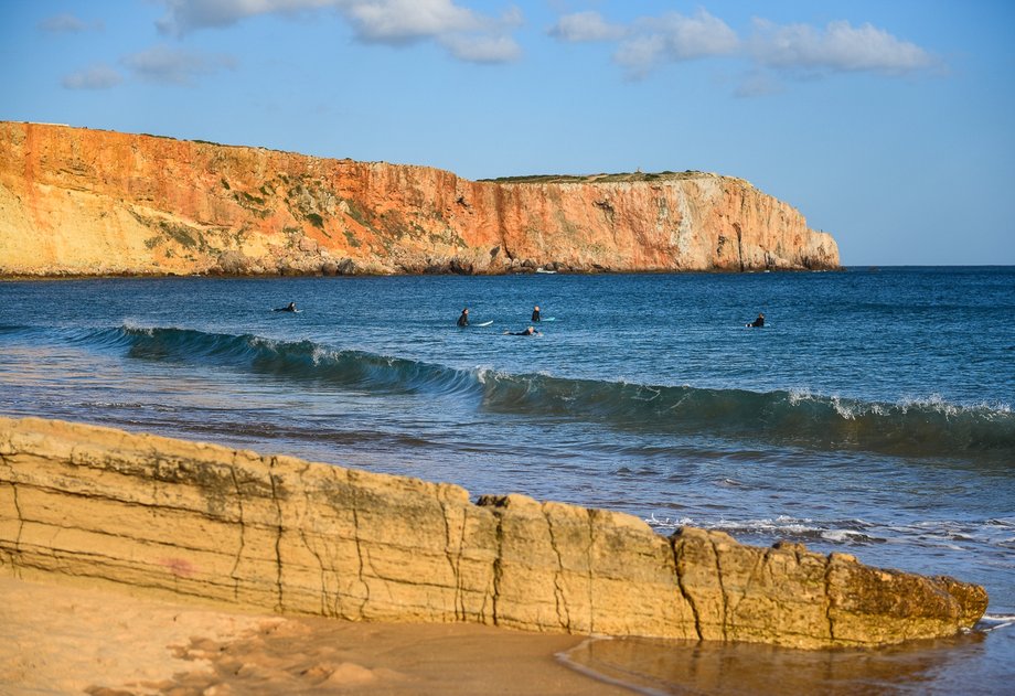 Praia da Mareta – popularna wśród surferów plaża położona najbliżej niewielkiego centrum wsi.