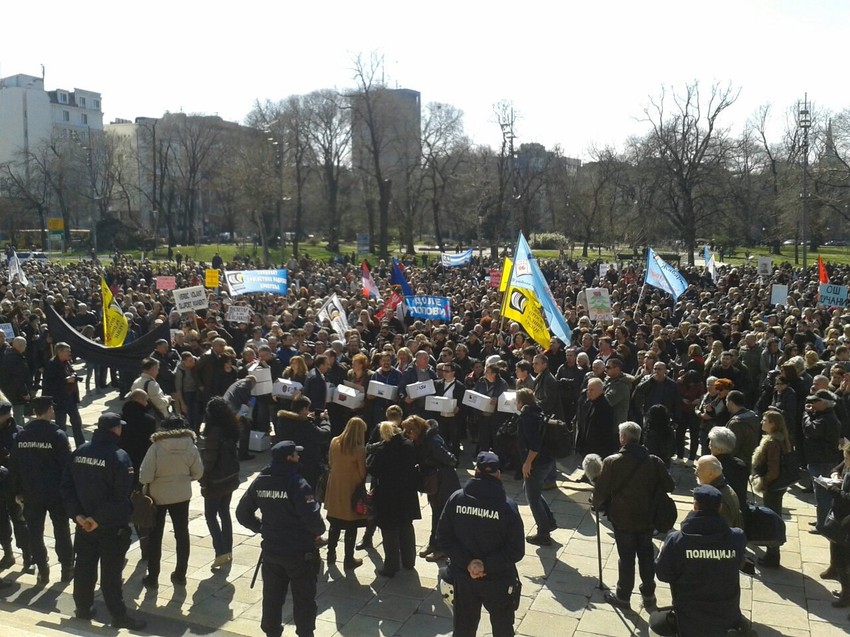 Protest prosvetara  Pročitajte još SNIMAK NAPADA NA VERBIĆA: Ministra gurali i prskali vodom, štrajk se nastavlja