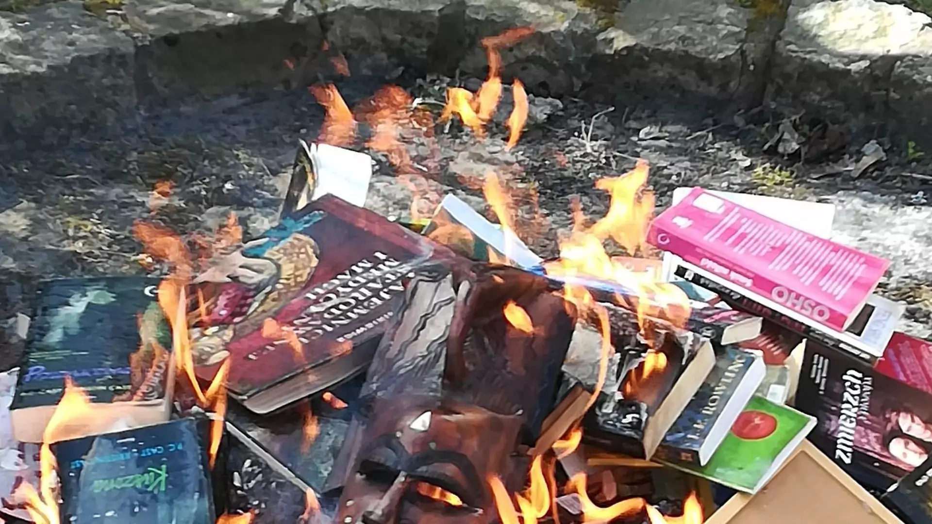 "Harry Potter" i "Zmierzch" na stosie. Księża w Koszalinie postanowili spalić książki