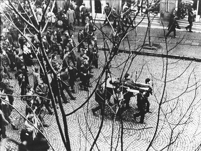 Demonstracje Grudnia 1970 w Gdyni: Ciało Zbyszka Godlewskiego niesione przez demonstrantów
