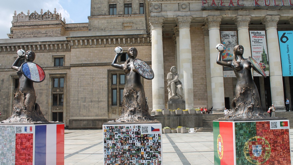 Do końca wakacji postoją pod Pałacem Kultury i Nauki figurki syrenek symbolizujących Euro 2012. Potem chcielibyśmy przekazać je do ambasad państw, które uczestniczyły w piłkarskich mistrzostwach - poinformowały w piątek władze Warszawy. Stołeczny Ratusz podsumował też Euro pod kątem działalności wolontariuszy, ambasad kibica, miejskiej infolinii oraz turystyki.