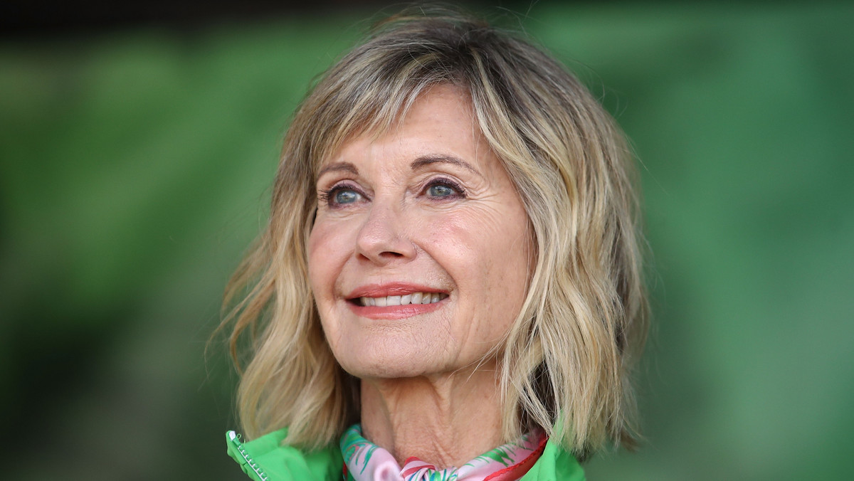 Olivia Newton-John odniosła się do podanych przez amerykańskie tabloidy plotek, według których zostało jej jedynie kilka tygodni życia. Przez swoich rzeczników zapewniła, że informacje są wyssane z palca, a ona sama czuje się coraz lepiej. U gwiazdy "Grease" w 2017 r. po raz trzeci zdiagnozowano raka piersi.