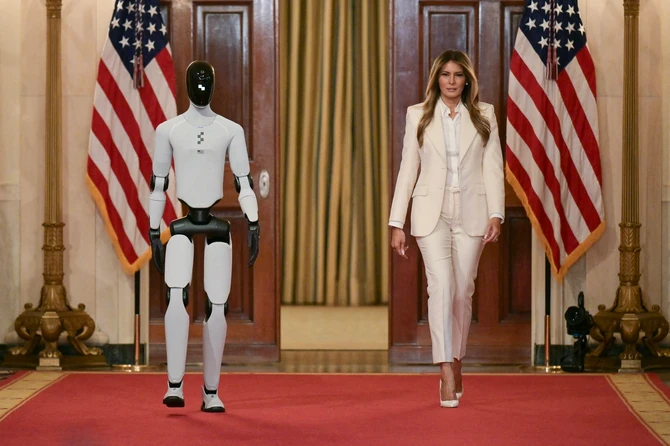 Humanoidni robot i Melanije Tramp u Beloj kući