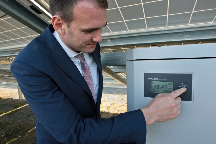 Inwestor (PEG) jest właścicielem kolejnych dwóch działek. Po ich zagospodarowaniu (umieszczeniu na nich baterii fotowoltaicznych) farma będzie zajmować 7 ha i wytwarzać 3,8 MW mocy. <br>Na zdjęciu: Wiceprezes PEG Gubin Wojciech Wojciechowski <br><br>(ukit) PAP/Lech Muszyński