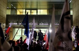 Protesty pod Sejmem trwają. Kilkadziesiąt osób nadal pikietuje