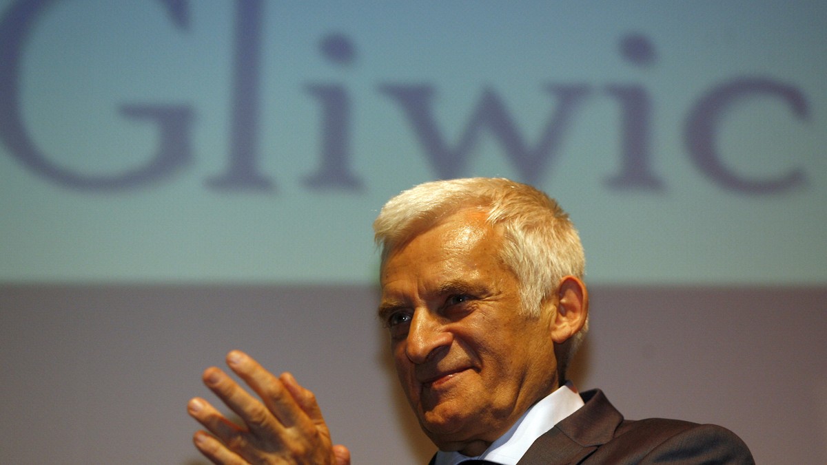 Przewodniczący Parlamentu Europejskiego Jerzy Buzek głosował rano w Gliwicach. W przeciwieństwie do innych wyborów i referendów z minionych lat, tym razem polityk oddał swój głos bez udziału mediów. Swoje głosy tuż przed południem oddali także Grzegorz Napieralski, premier Donald Tusk i Kornel Morawiecki.