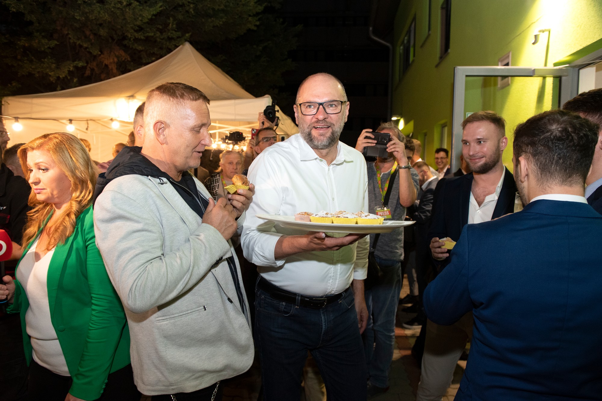 Volebná noc v centrále SaS.