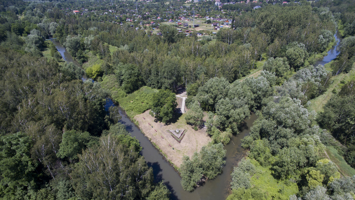 Projekt "Utworzenie parku rekreacyjno-sportowego Promenada wraz z zagospodarowaniem Trójkąta Trzech Cesarzy i budową wieży widokowej" wygrał pierwszą edycję Mysłowickiego Budżetu Obywatelskiego. Historyczne miejsce zostanie zagospodarowane zgodnie z projektem wyliczonym na milion złotych.