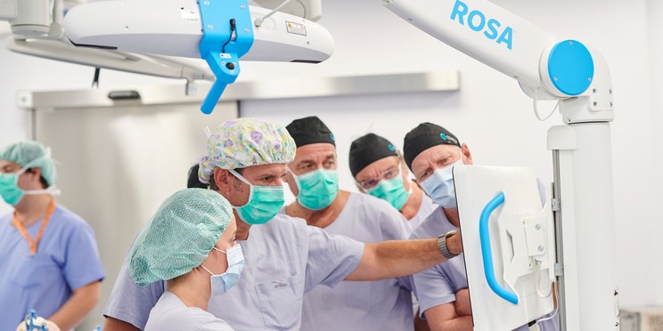 Emineo Private Hospital has collected the most important questions about robot assisted knee prosthesis