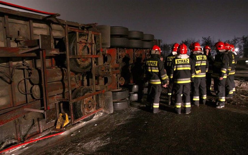 Tir wywrócił się na A4. Potężne korki! Kilka godzin była zakorkowana A4 po tym, jak kilometr od bramek na odcinku Katowice-Kraków do rowu wpadł tir. Dopiero ciężki sprzęt specjalistyczny zdołał postawić kolosa na kołach