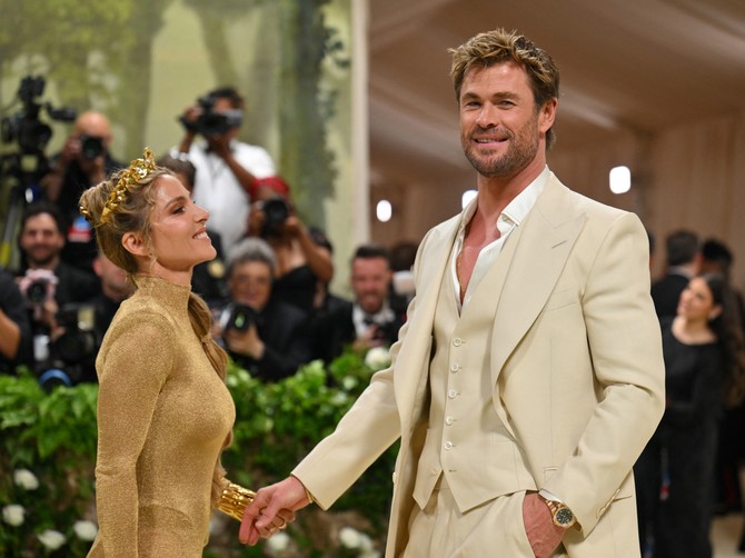 Na spektaklu Met Gala 2024. Kris Hemsvort i Elza Pataki oduševili lepotom