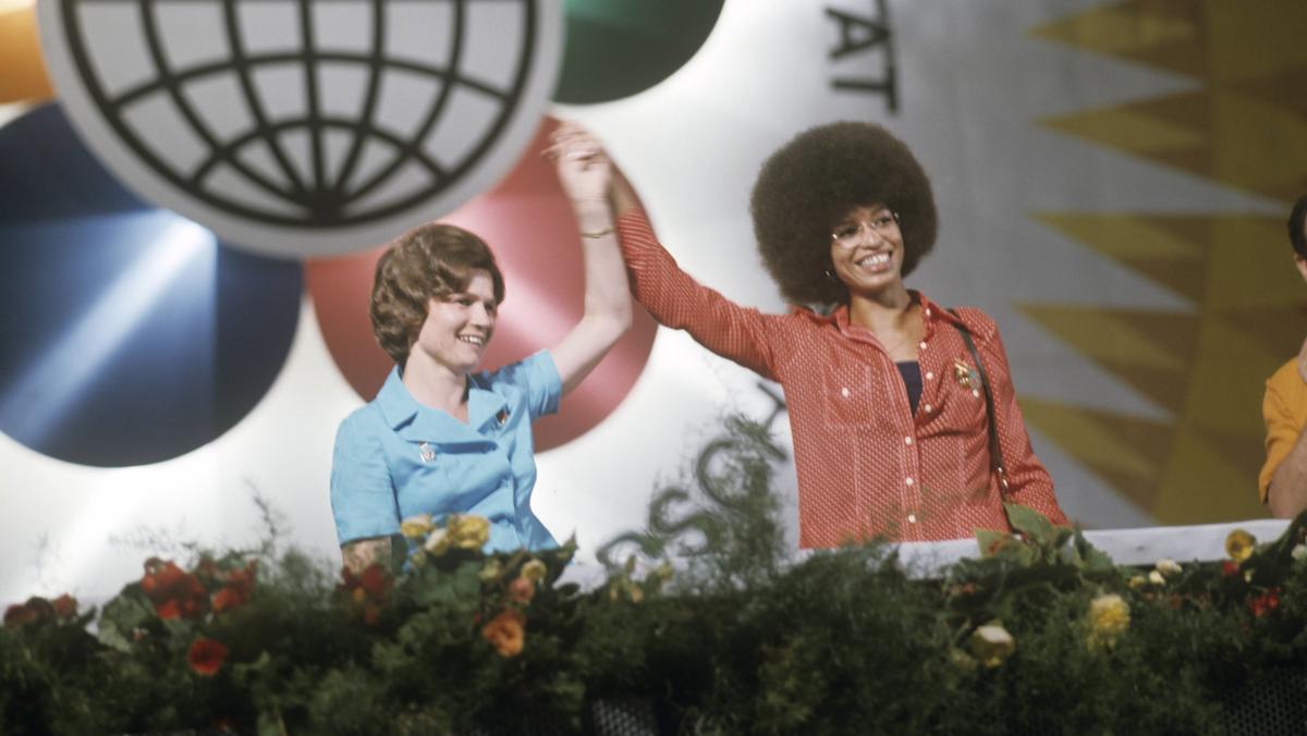 Walentina Tierieszkowa i Angela Davis na spotkaniu solidarności z narodami wszystkich krajów podczas X Światowego Festiwalu Młodzieży i Studentów w Berlinie, 1973 r