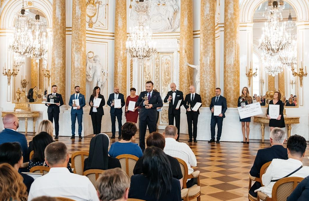 Gala Ogólnopolskiego Plebiscytu Edukacyjnego na Zamku Królewskim w Warszawie, w którym uczelnia Collegium Humanum zdobyła 1. miejsce i tytuł Uczelnia Roku Polski 2021, 7 maja 2022 r.