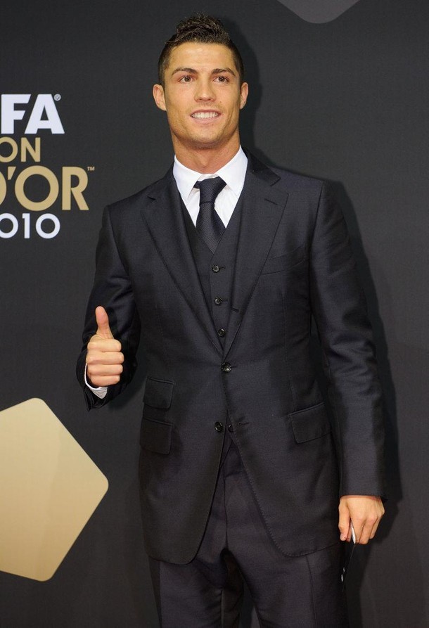 cristiano ronaldo w garniturze