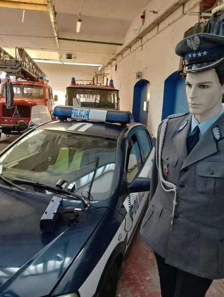 Komendant z klasykiem radiowozów używanych w polskiej policji - Oplem Astrą i suszarką na masce