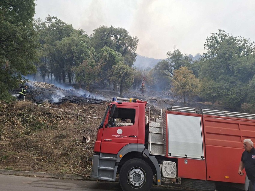 Požar u naselju Podostrog iznad Budve