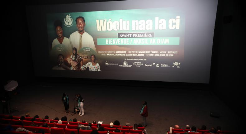 Avant-première du film documentaire « Wóolu naa la ci » au cinéma Pathé de Dakar, le 27 avril 2023.