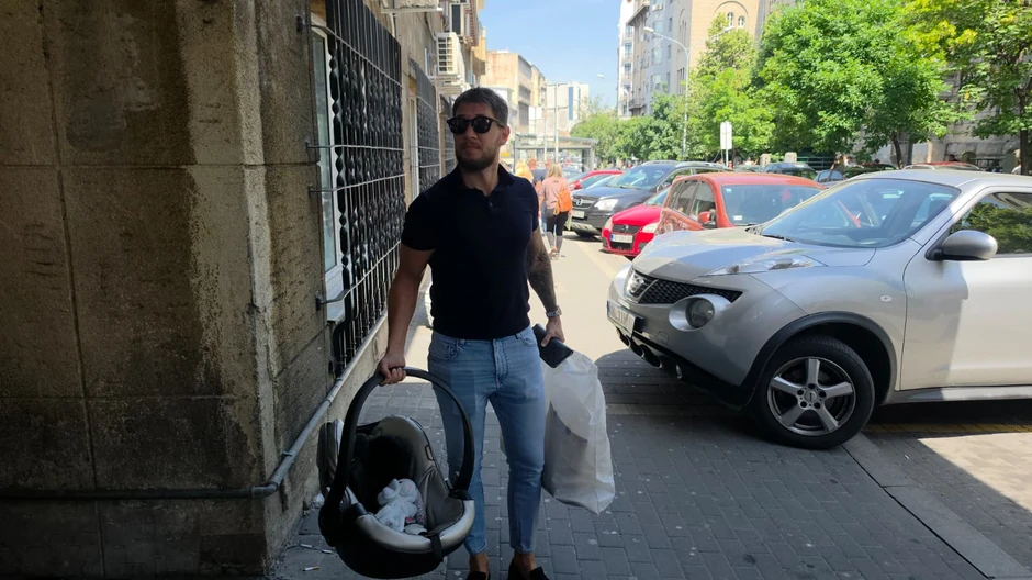 Joca Stefanović stigao po sina i ženu u porodilište