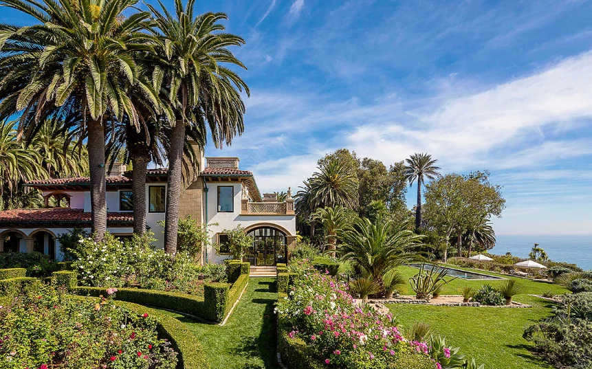 Znakiem rozpoznawczym La Villa Contenta są jej przestronne ogrody
