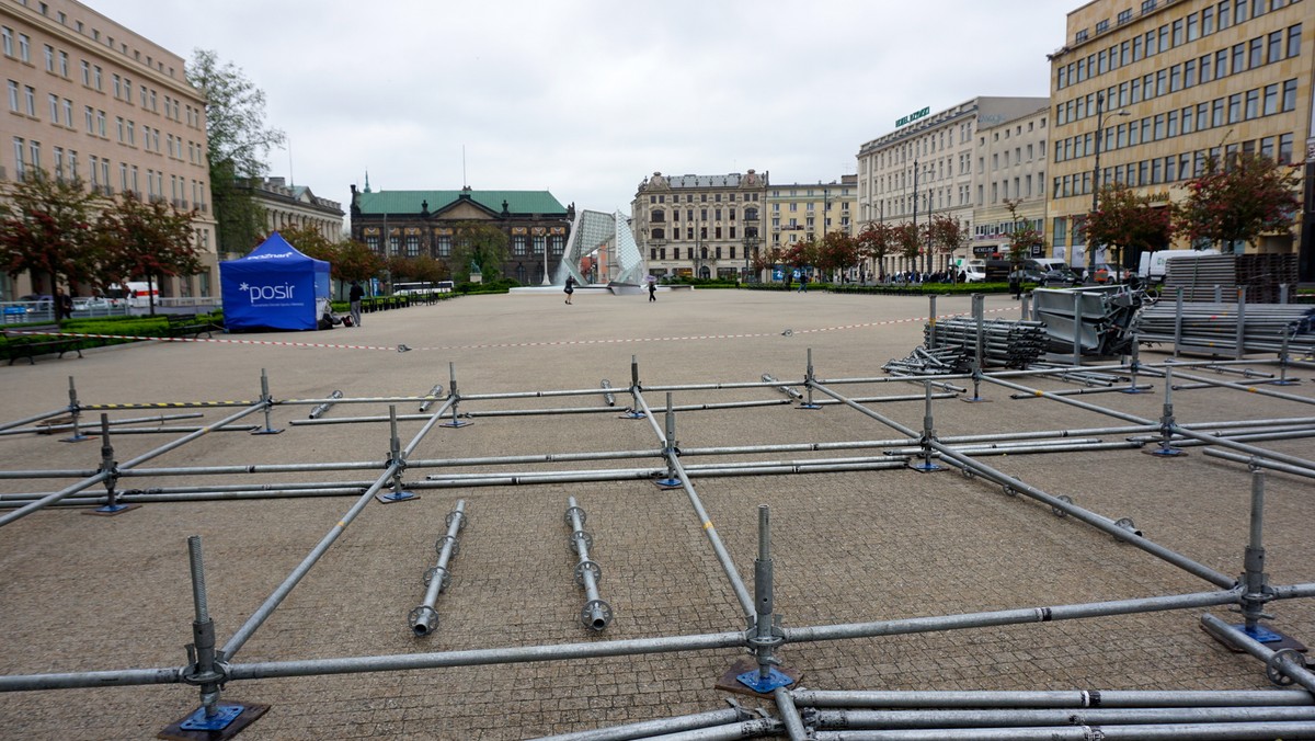 W centrum Poznania ruszyły prace związane z budową Lotto Plaży Wolności. Wczoraj rozpoczęła się budowa trybun, na plac wysypano także ponad 500 ton piasku, z których powstaną cztery boiska do siatkówki plażowej. Sportowe rozgrywki w różnych dyscyplinach zaplanowano do 4 czerwca.