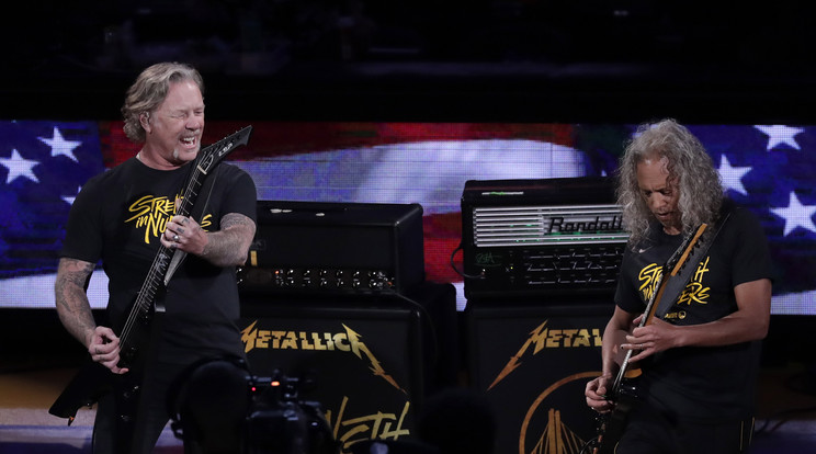 James Hetfield, a Metallica amerikai metálzenekar énekese (b) Kirk Hammet szólógitárossal, amint az együttes előadja az ország himnuszát az észak-amerikai kosárlabda-liga döntőjében játszandó Toronto Raptors - Golden State Warriors mérkőzés előtt a kaliforniai Oakland Oracle Arénájában / Fotó: MTI/EPA/John G. Mabanglo