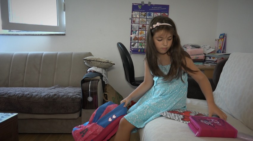 Ajlina je nedavno krenula u školu