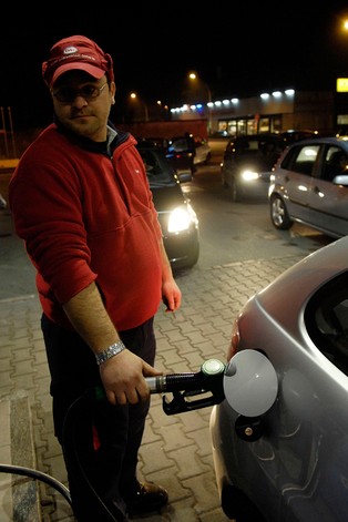 Litr paliwa mógłby być nawet o 30 groszy tańszy